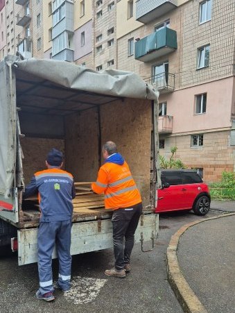 У Харкові тривають роботи з ліквідації наслідків атаки дронів